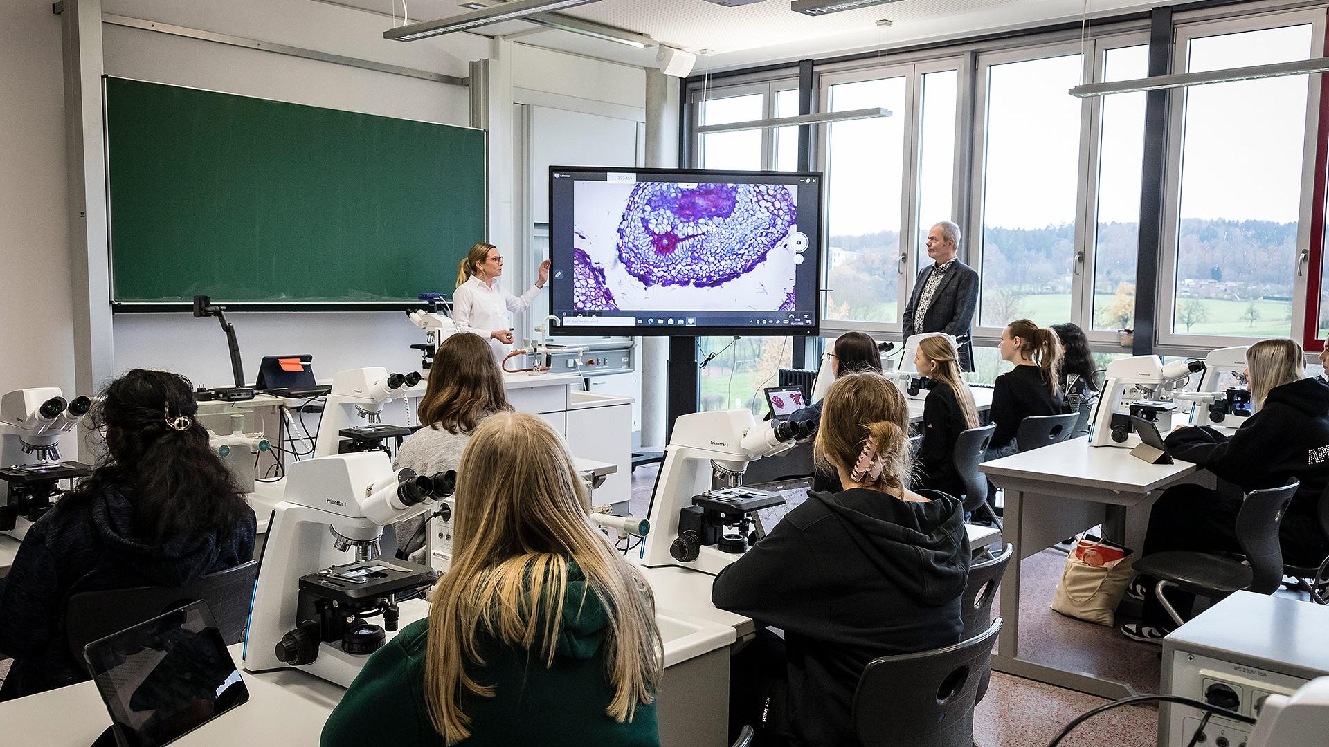 Aalen : de nouveaux microscopes pour un enseignement moderne
