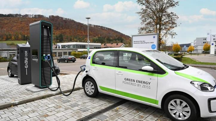 Un véhicule électrique qui se recharge au travail