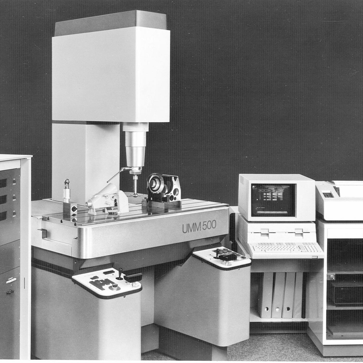 UMM 500 : machine à mesurer tridimensionnelle de haute précision avec sonde de mesure, ordinateur de table et logiciel de mesure propre.