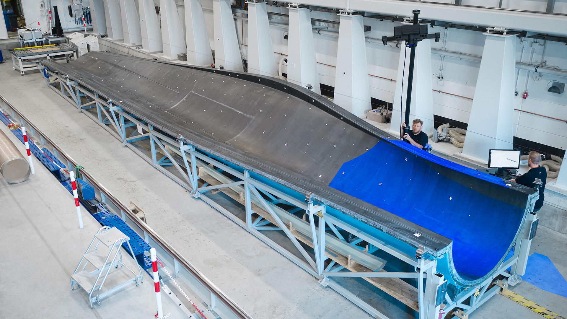 La fabrication précise des pales et autres pièces en fibre de carbone est essentielle pour le fonctionnement et la longévité.