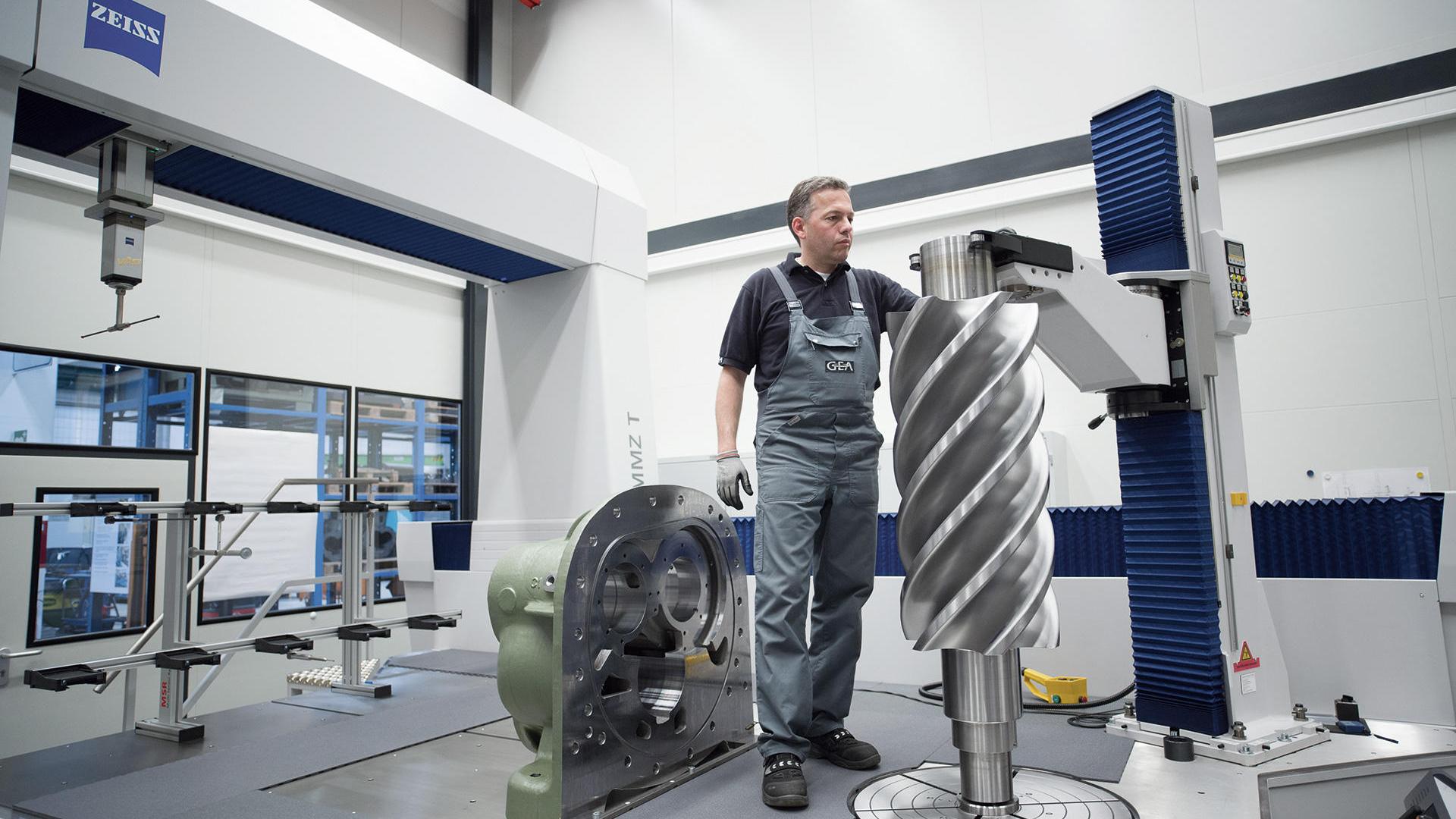 Le technicien de mesure vérifie la position du rotor sur le MMZ. La contre-pointe développée par ZEISS pour GEA Refrigeration Germany maintient en toute fiabilité le rotor sur le plateau tournant