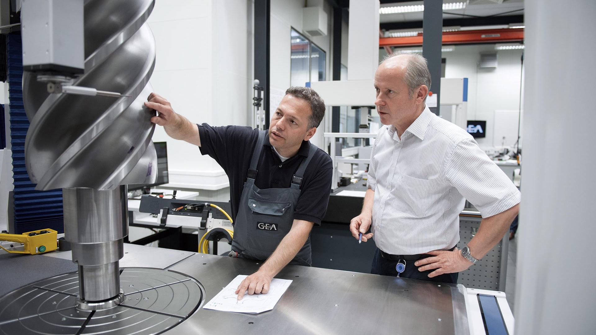Carsten Göbel et Harald Wilke discutent de la mesure d'un rotor sur ZEISS MMZ dans le laboratoire de mesure de GEA Refrigeration Germany