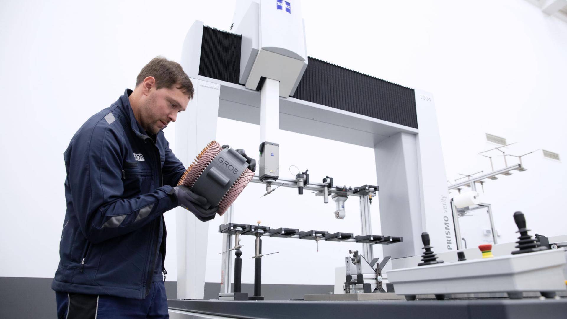 Contrôle qualité tactile sur la ZEISS PRISMO verity.