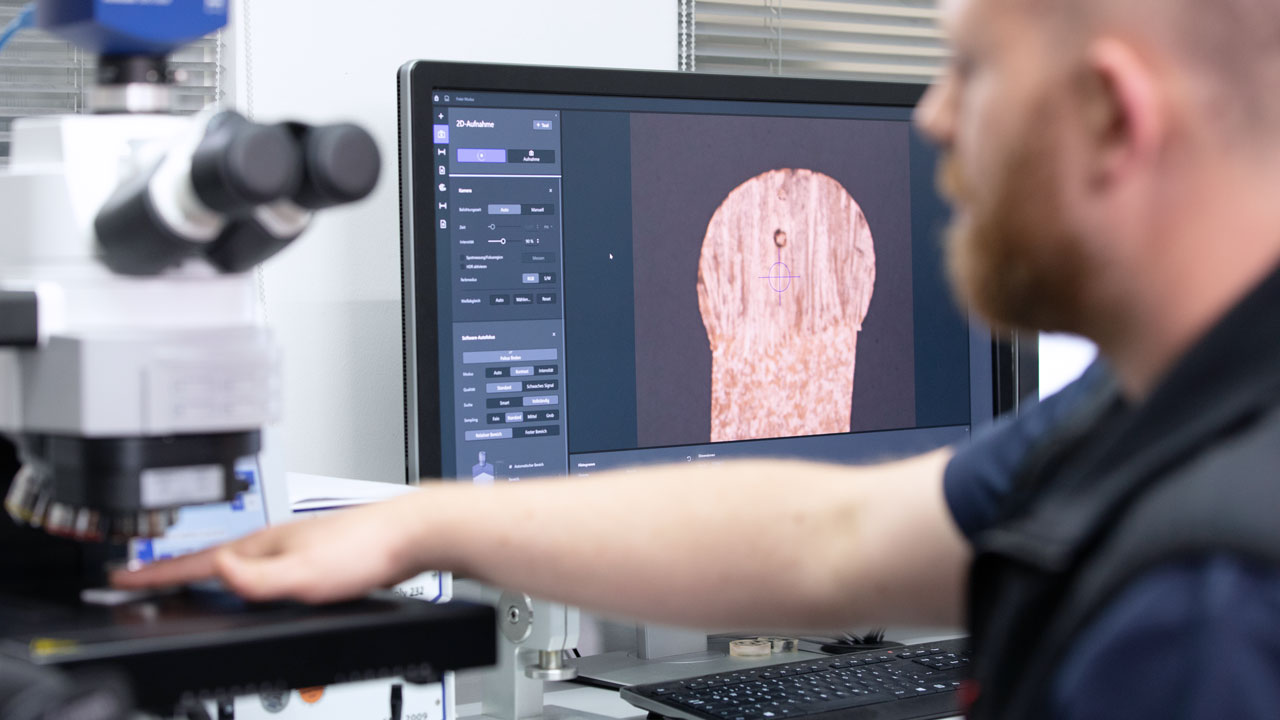 Mesure microscopique du joint soudé avec le ZEISS Axio Imager entièrement motorisé.