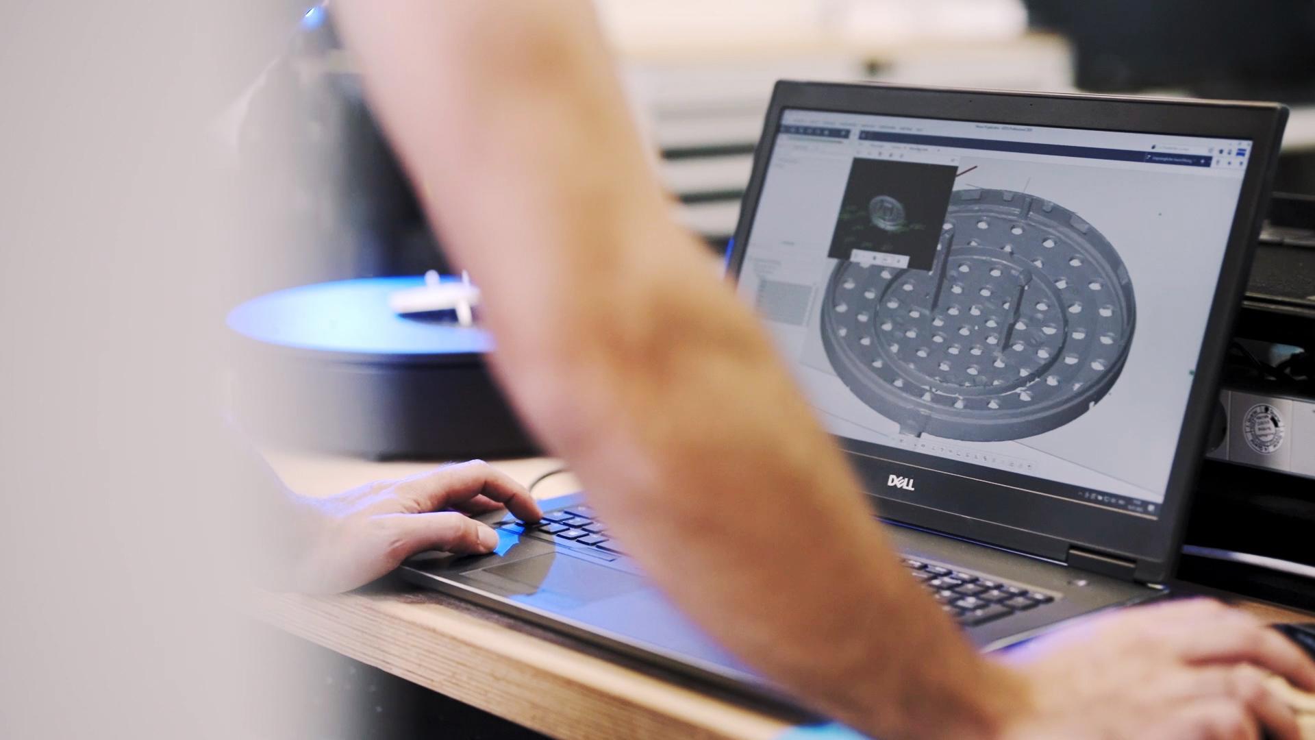 le système de métrologie sans contact et le nuage de points qui en résulte est analysé à l'aide du logiciel d'évaluation ZEISS INSPECT Pro