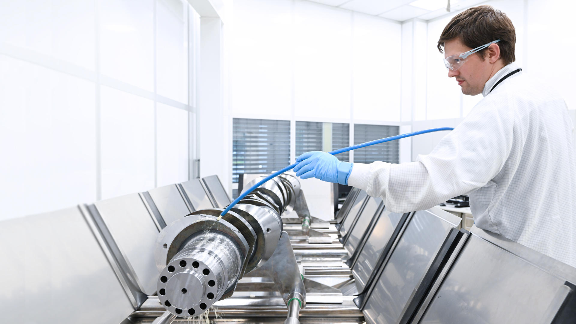 le groupe INNIO analyse la composition chimique des particules de saleté résiduelles à l'aide d'une solution ZEISS.