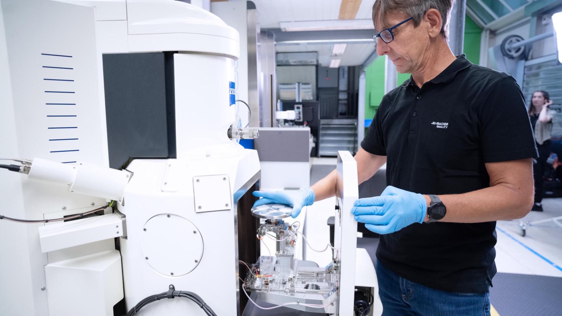 Le microscope électronique à balayage ZEISS EVO joue un rôle clé dans la découverte et l'élimination des sources de contamination potentielles