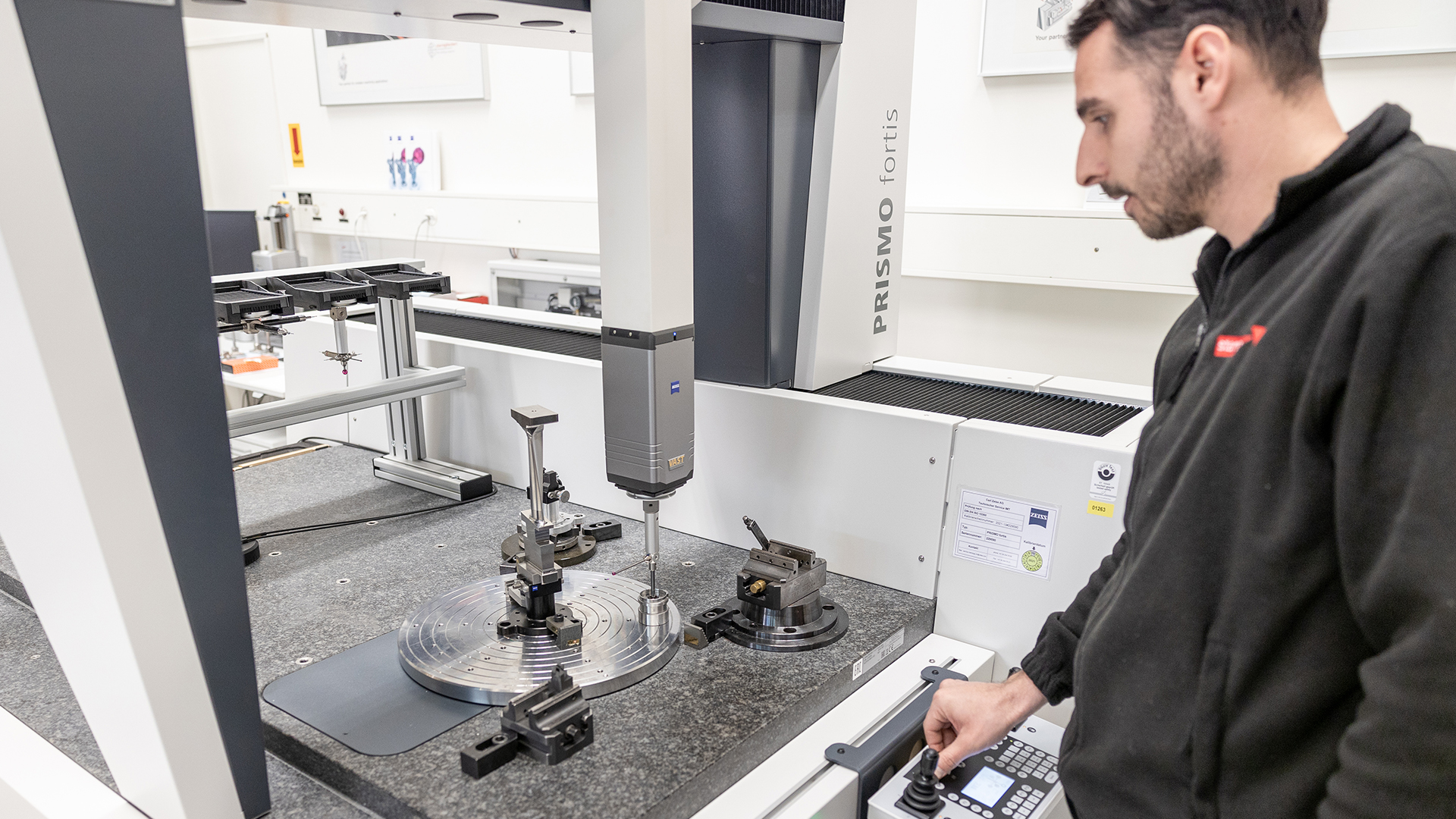 Jeune homme utilisant le ZEISS PRISMO 7/12/7 fortis