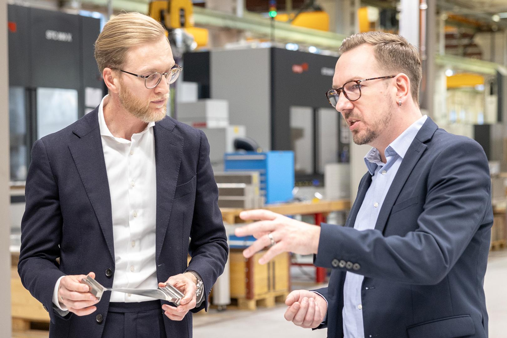 Roland Ziltener, directeur d'usine à Starrag AG (à droite), et Ivan Nytsch, responsable du segment client mondial pour l'aéronautique (à gauche)