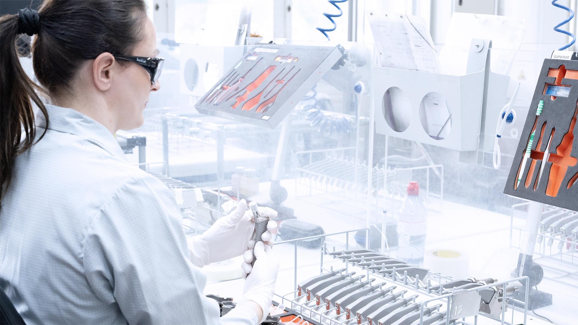 On ne saurait faire plus simple : la solution ZEISS assistée par l'IA inspecte automatiquement les revêtements des implants.
