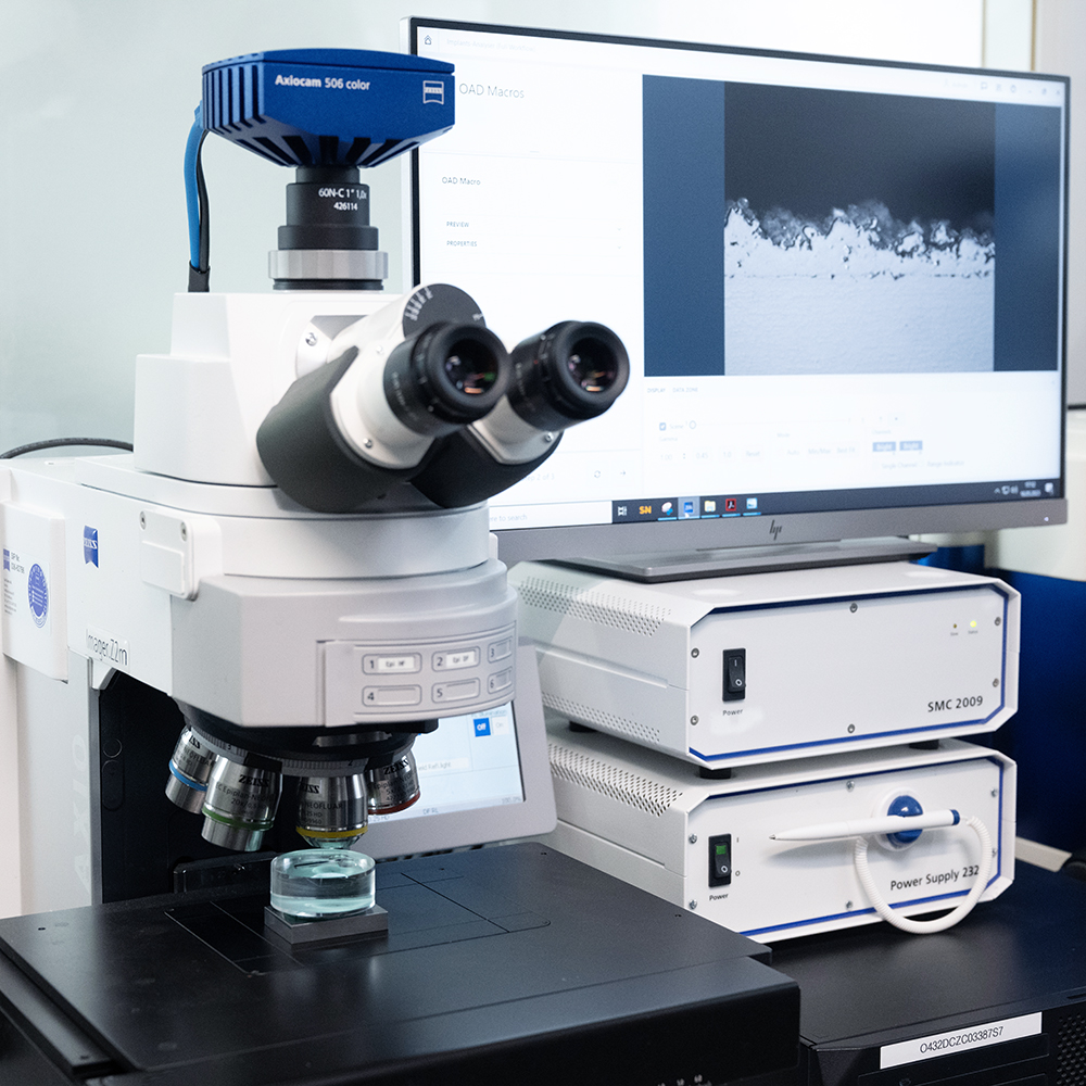  La solution ZEISS assistée par l'IA inspecte automatiquement les revêtements des implants
