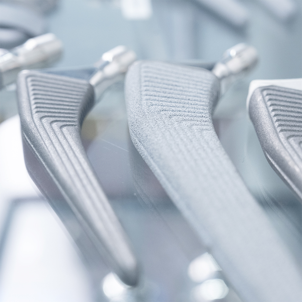  La solution ZEISS assistée par l'IA inspecte automatiquement les revêtements des implants