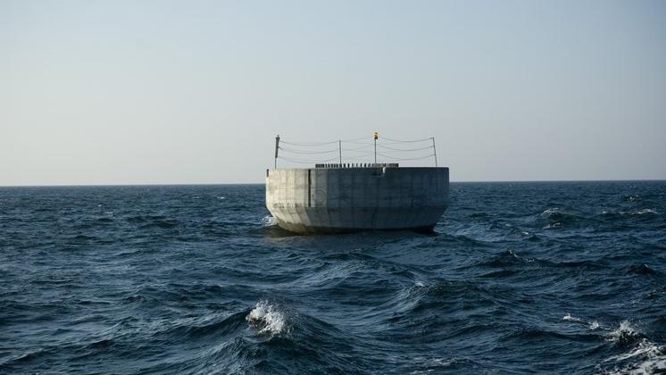 Fondations en béton ancrées en mer