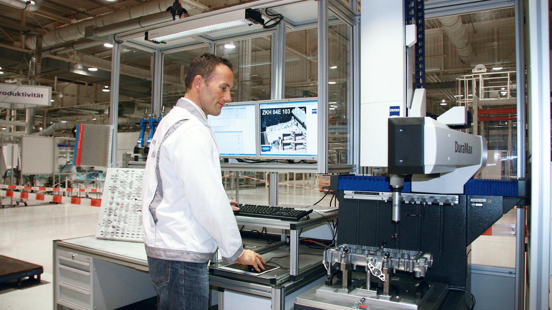 Dans l'usine de moteurs de Volkswagen Sachsen GmbH à Chemnitz, des machines à mesurer tridimensionnelles ZEISS DuraMax 3D à programmation flexible sont utilisées pour les mesures d'échantillons aléatoires en atelier