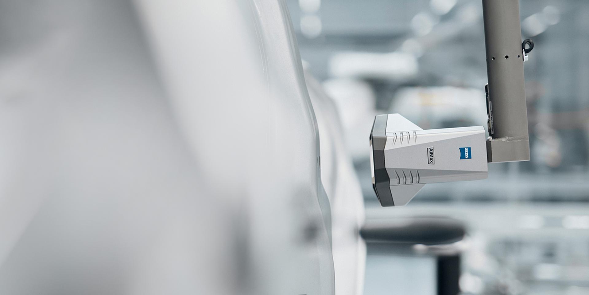 ZEISS AIMax peut également être utilisé pour des tâches de détection de position et de positionnement (pièces, carrosseries de voitures) et pour la technologie de mesure de coordonnées basée sur les robots en général.