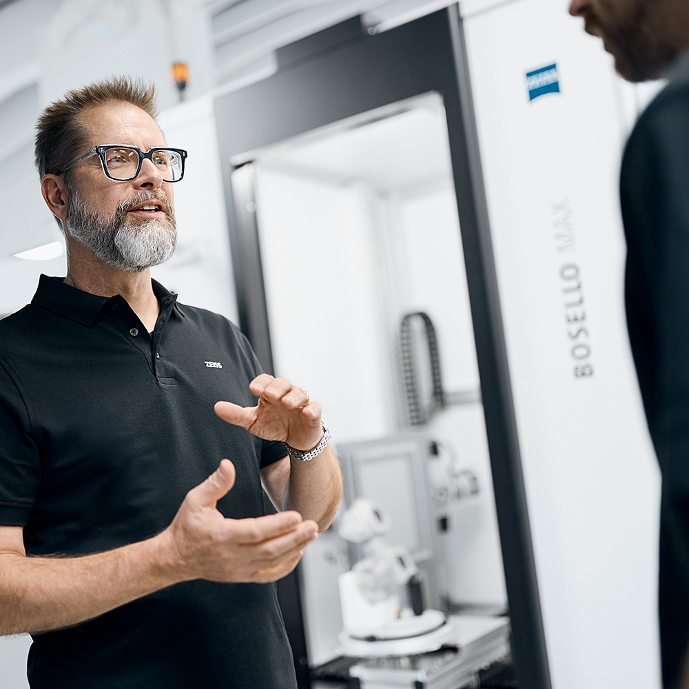 Technicien de maintenance expérimenté d'un système de radiographie ZEISS BOSELLO 2D