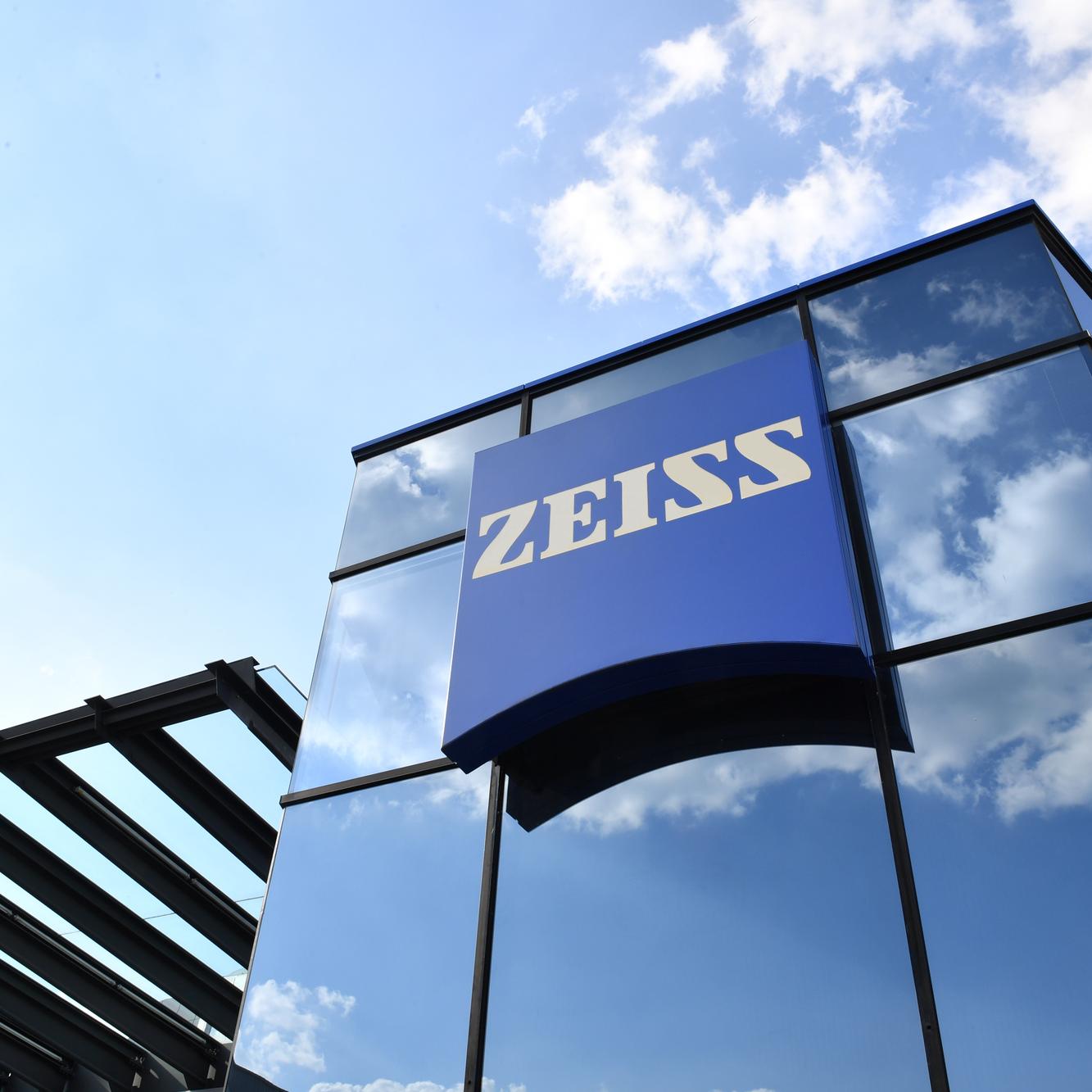 Bâtiment avec logo ZEISS 