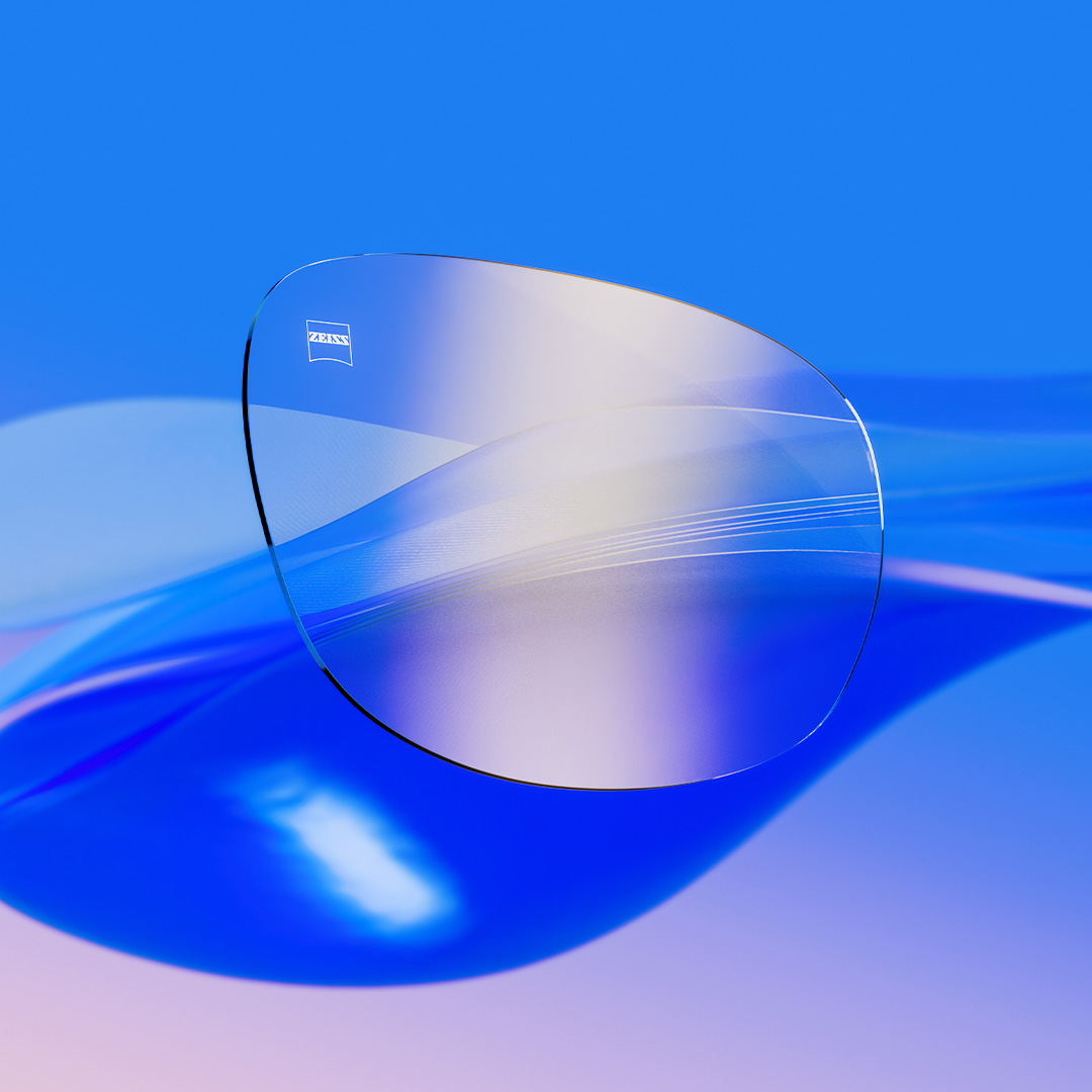 Verres d’une grande clarté, munis du traitement ZEISS DuraVision Gold UV, et présentant une subtile irisation dorée.