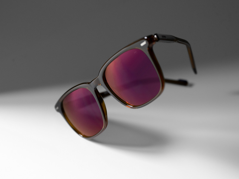 Traitement de verres ZEISS DuraVision Gold UV sur des verres de lunettes de soleil teintés bordeaux.