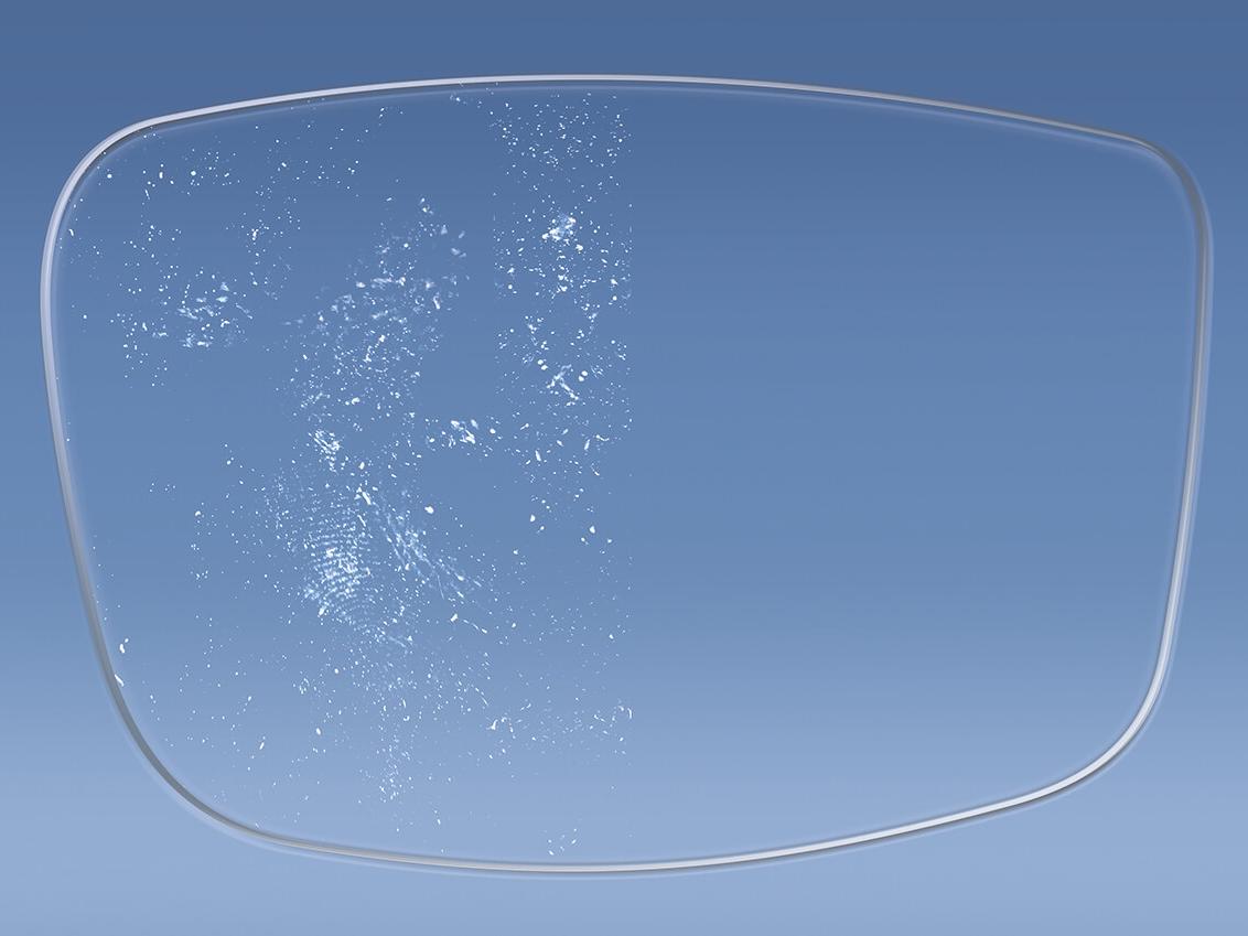 Illustration d’un verre avec et sans traitements de verre ZEISS qui ajoutent une couche antistatique 