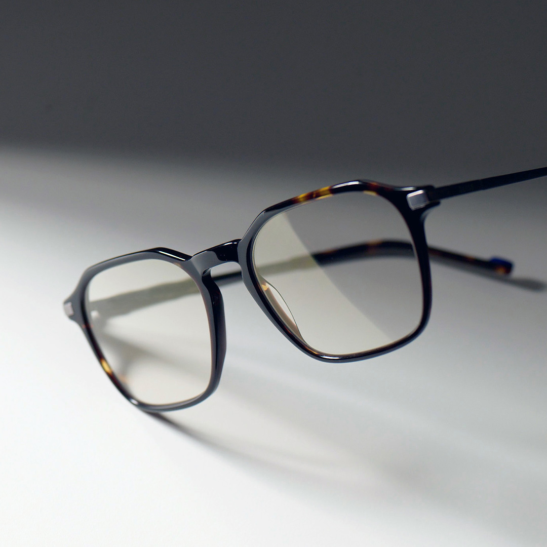 Image de lunettes devant un arrière-plan gris.