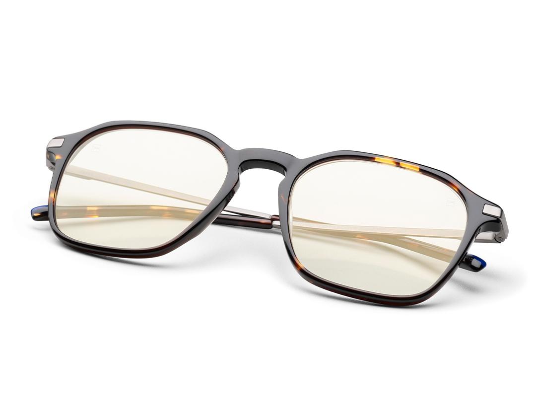 Lunettes à monture marron et verres incolores munis du traitement antireflet ZEISS DuraVision Gold UV.