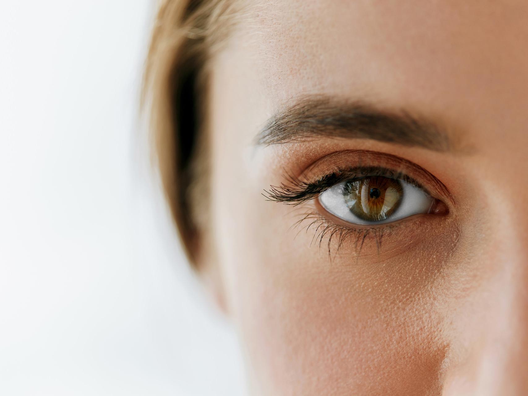 L’image montre un gros plan du visage d’une femme avec une mise au point sur l’œil gauche. 