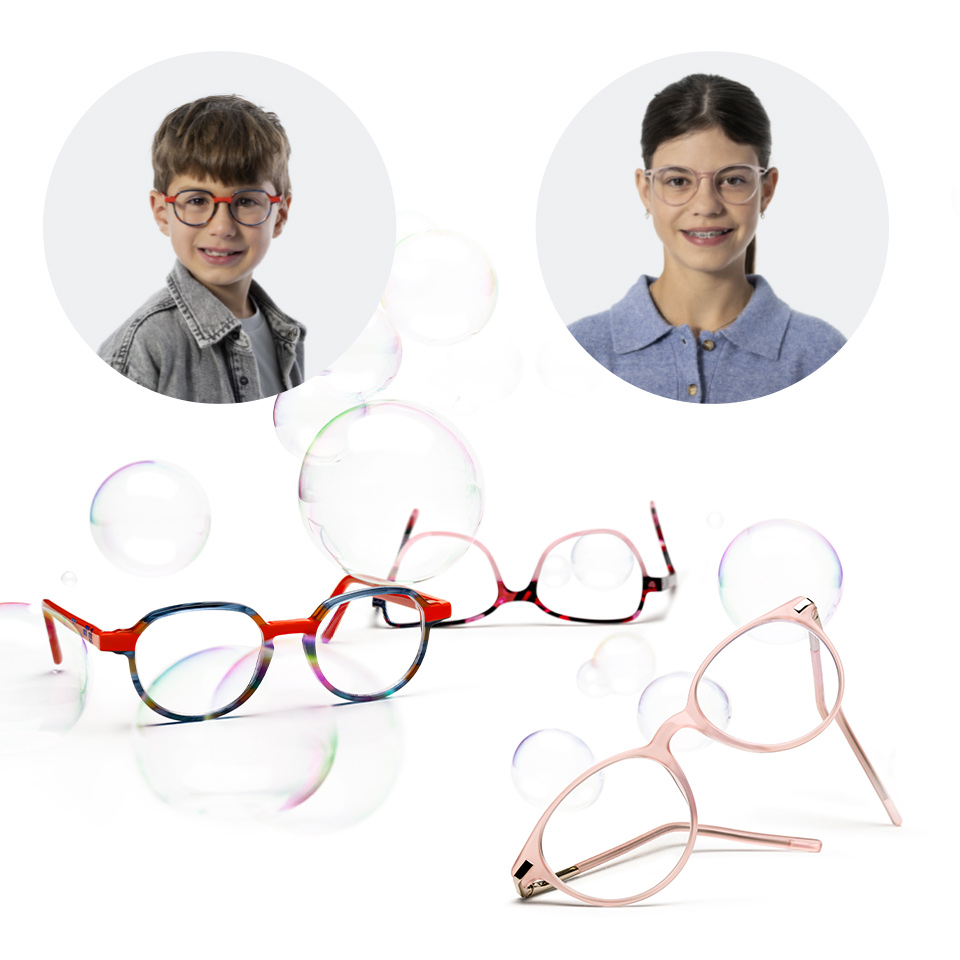 Un portrait d’un jeune garçon portant des lunettes à côté d’un autre portrait d’une fille plus âgée portant des lunettes. Différents verres et montures de lunettes apparaissent en dessous des deux portraits.
