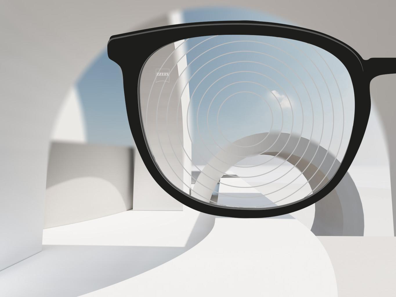 Une image rapprochée de verres de contrôle de la myopie de ZEISS, avec une monture de lunettes et des cercles concentriques sur la surface des verres. 