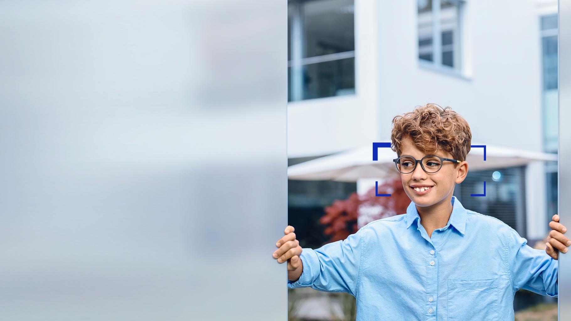 Jeune garçon portant des verres ZEISS SmartLife Young