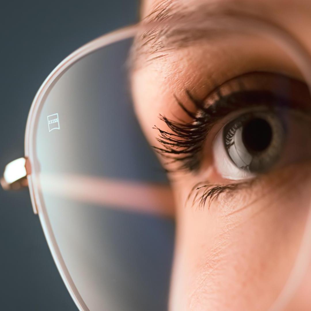 Une femme portant une monture équipée de verres ZEISS