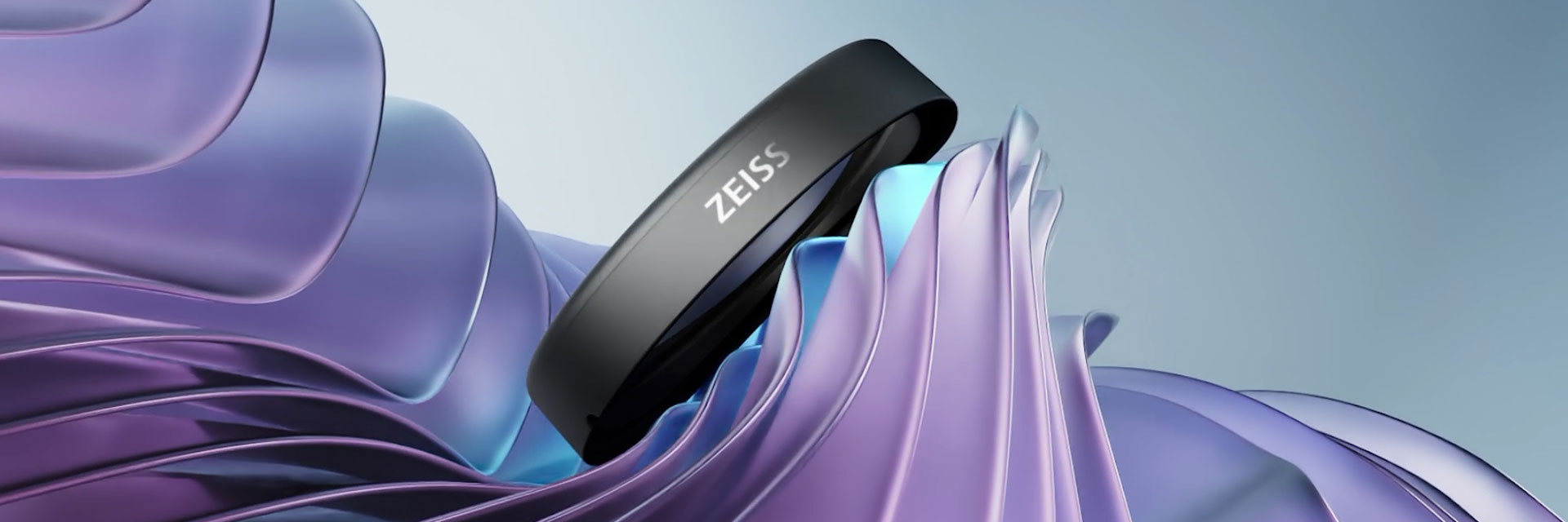 Une vue rapprochée du côté des ZEISS Optical Inserts pour Apple Vision Pro, qui met en avant le logo ZEISS.