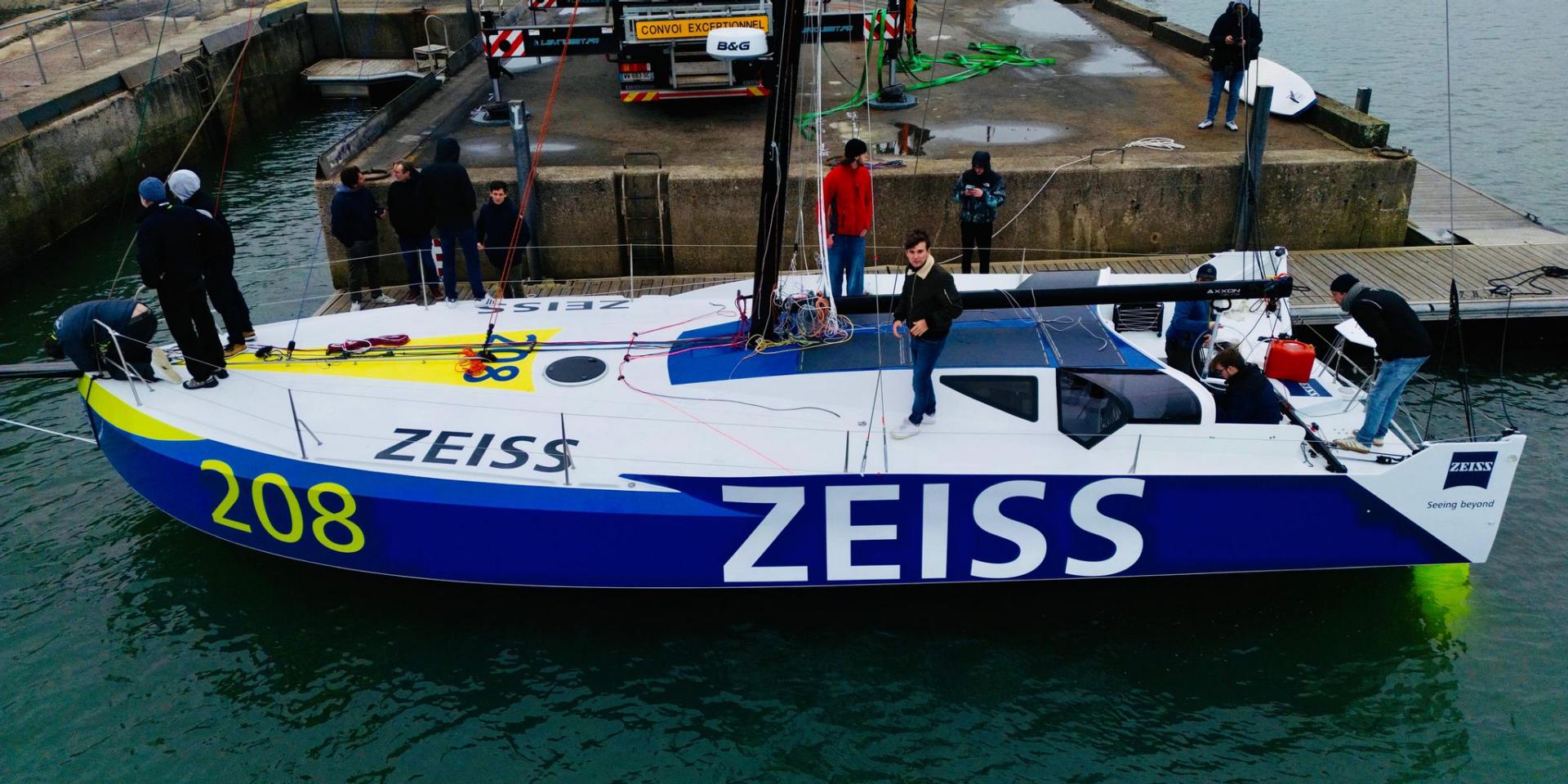 Image de la mise á l'eau du Class40 ZEISS á La Trinité-sur-Mer