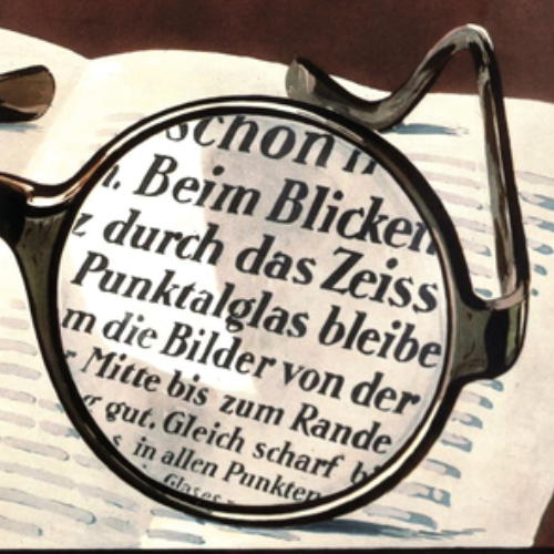 Une image d’une ancienne publicité pour les verres ZEISS Punktal montre une vision claire dans l’ensemble du verre. Ceci était révolutionnaire en 1912. 