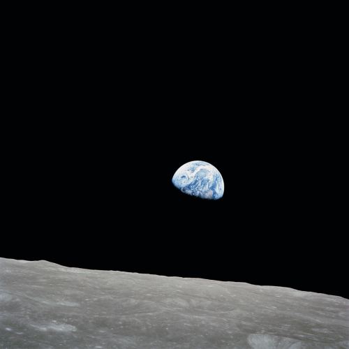 La célèbre image du lever de Terre prise avec un téléobjectif Sonnar ZEISS 250 mm pendant la mission Apollo 8. 