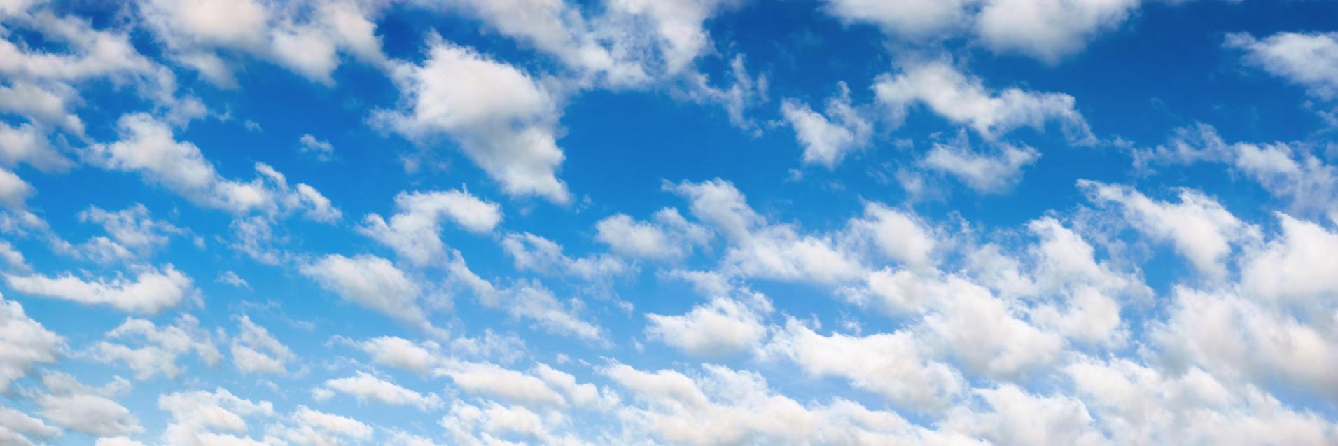 nuages blancs floconneux sur ciel bleu panorama