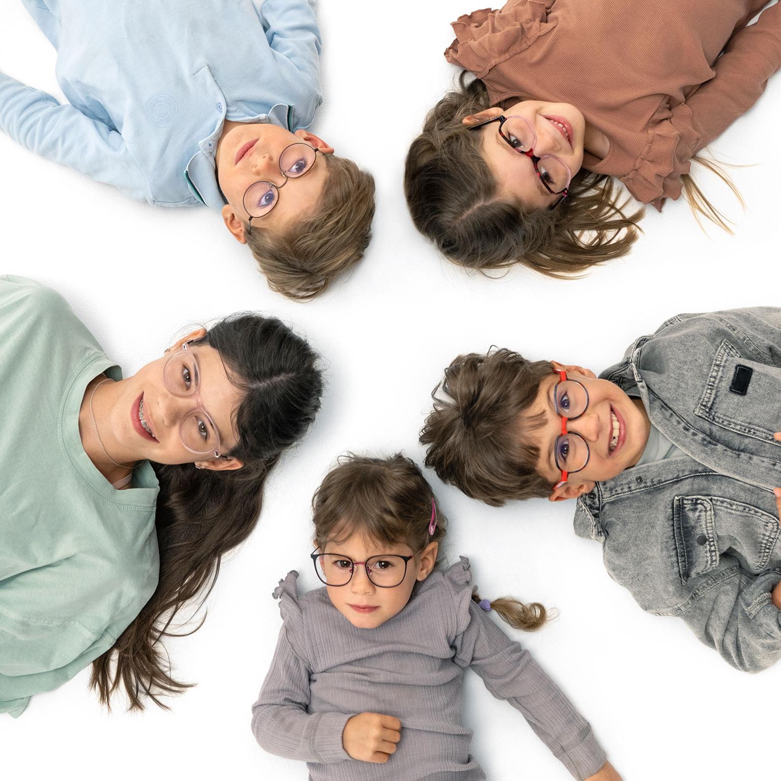 Groupe d’enfants portant des lunettes en cercle sur le sol