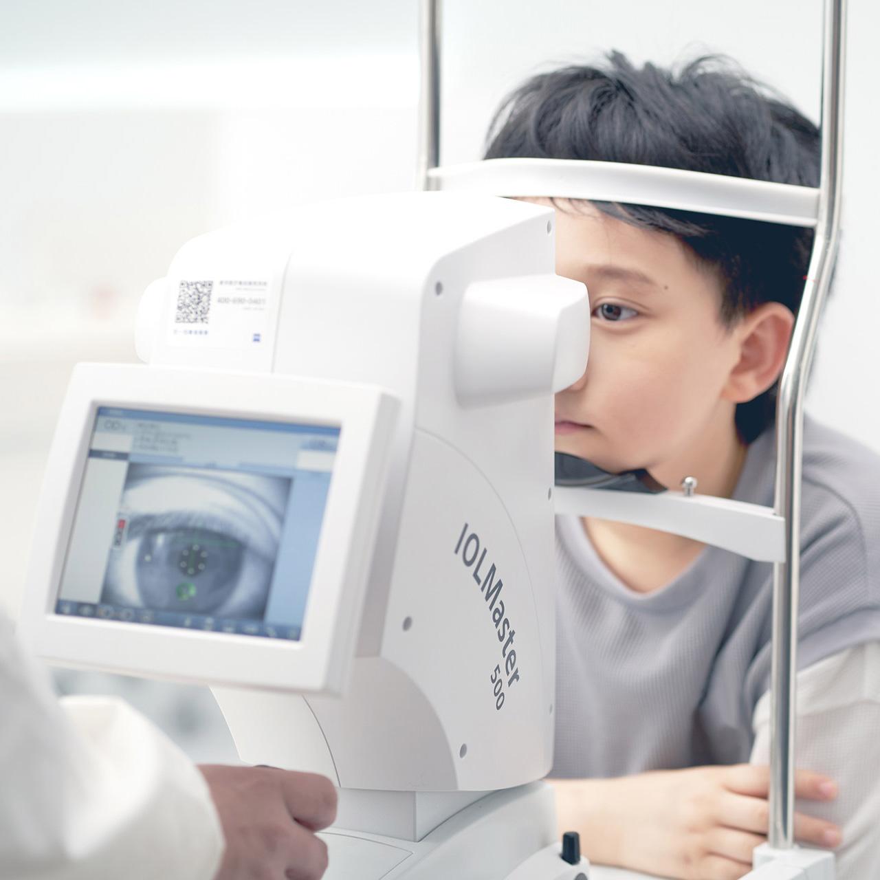 Garçon subissant un examen de la vue avec ZEISS IOLMaster 500