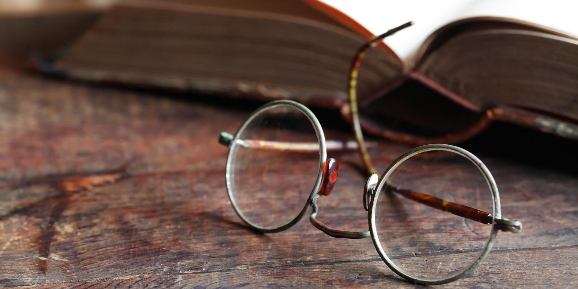 Paire de lunettes devant un livre