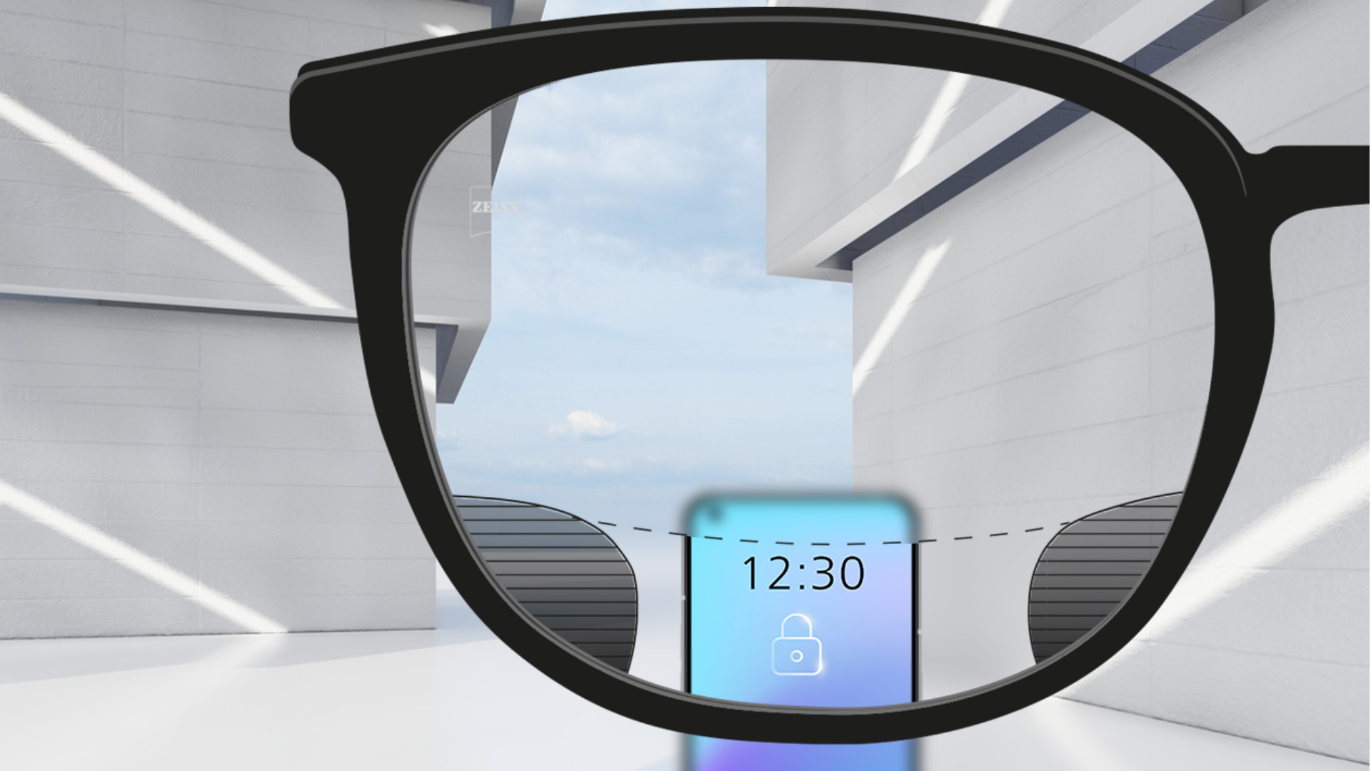 Une image montrant le point de vue à travers des verres ZEISS Digital SmartLife avec un smartphone, le verre est complètement clair dans la partie supérieure et inférieure avec des petites zones floues à gauche et à droite.
