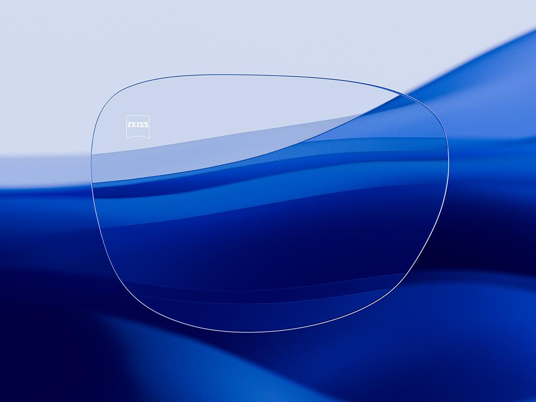Image divisée en deux montrant une moitié de verre ZEISS caractérisée par sa clarté et sa propreté tandis que l'autre moitié présente un verre de lunettes classique avec beaucoup de reflets, soulignant le contraste de la qualité optique.