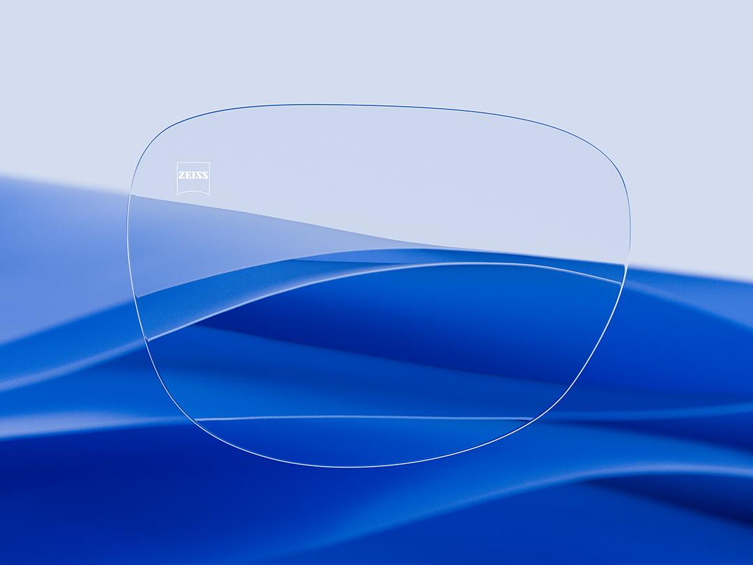 Image divisée en deux montrant une moitié de verre ZEISS caractérisée par sa clarté et sa propreté tandis que l&apos;autre moitié présente un verre de lunettes classique rayé, soulignant le contraste en termes de durabilité. 
