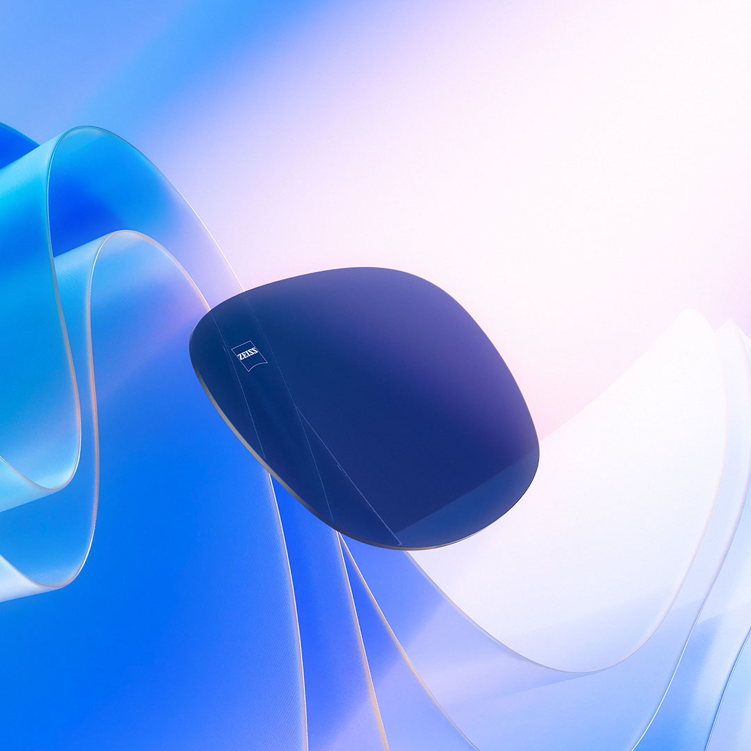 Pour illustrer sa capacité à bloquer les rayons ultra-violets, un verre teinté représenté en images de synthèses flotte vers la lumière du soleil.