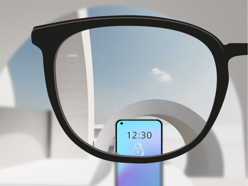 Image montrant à travers un verre ZEISS Smartlife unifocal un point de vue sur un smartphone, la vision étant parfaitement nette.