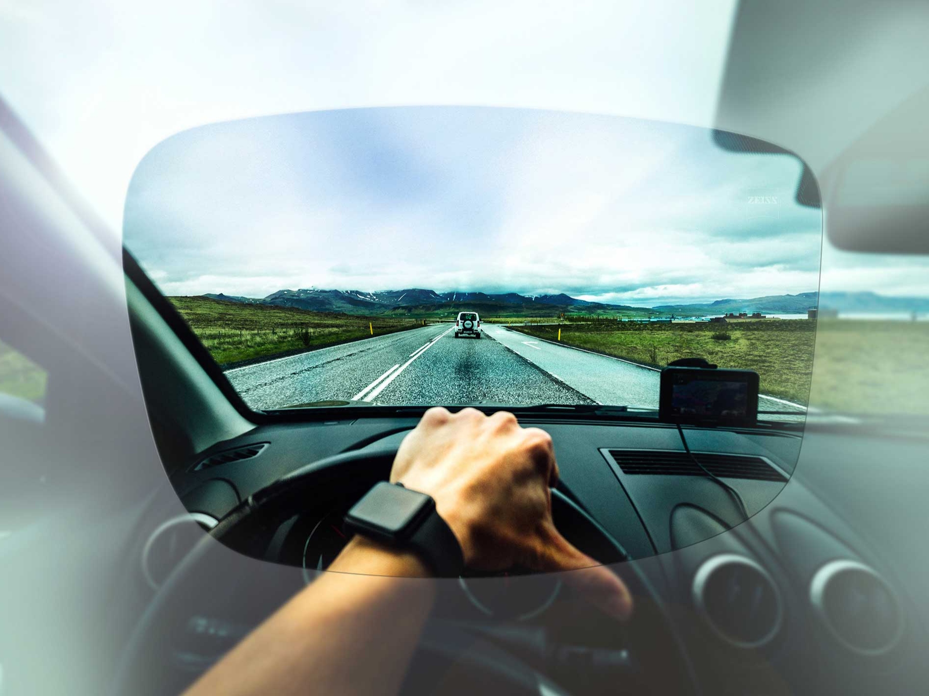 Une vision claire pour le conducteur lorsqu’il regarde la rue et le paysage grâce aux verres ZEISS de la collection Skylet