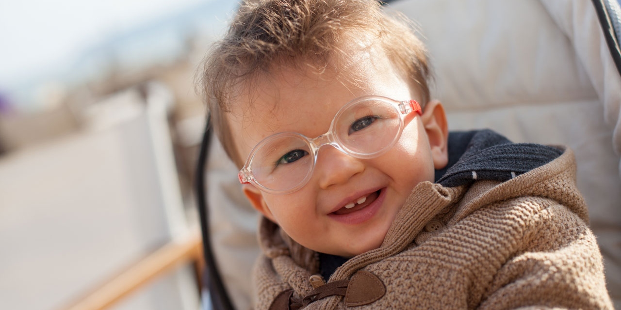 bébé souriant avec des lunettes