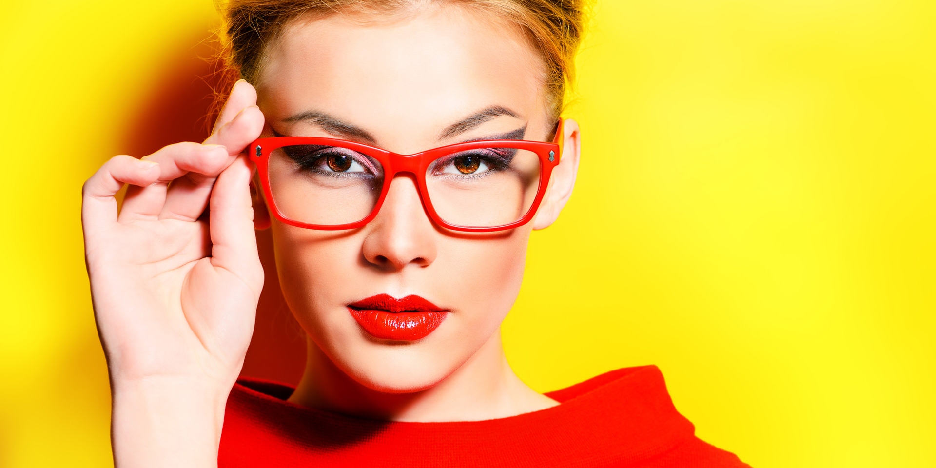 Conseils de maquillage à l'attention des femmes porteuses de lunettes et de lentilles de contact