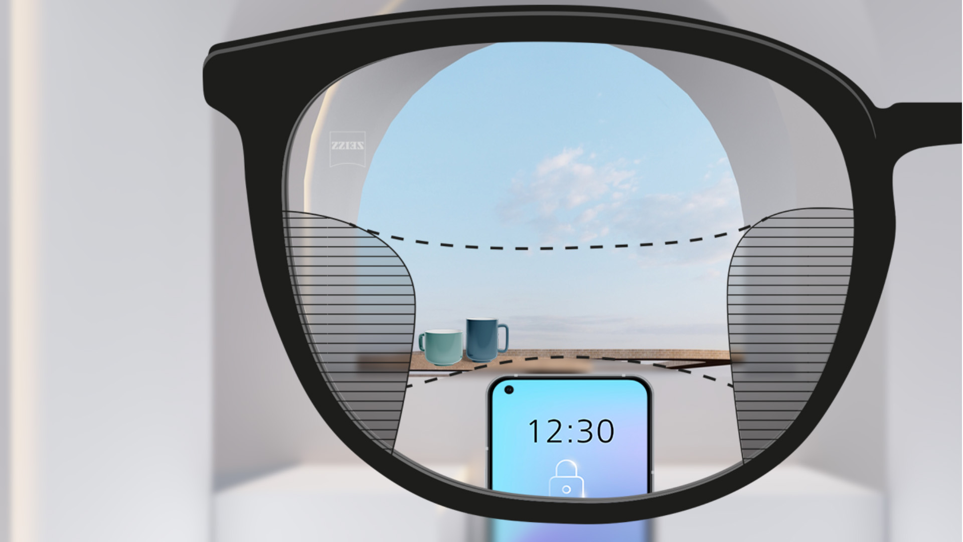 Une image montrant le point de vue à travers un verre ZEISS Progressive SmartLife, avec un smartphone et des tasses en arrière-plan alors que le verre est entièrement net avec des fines zones floues à gauche et à droite.