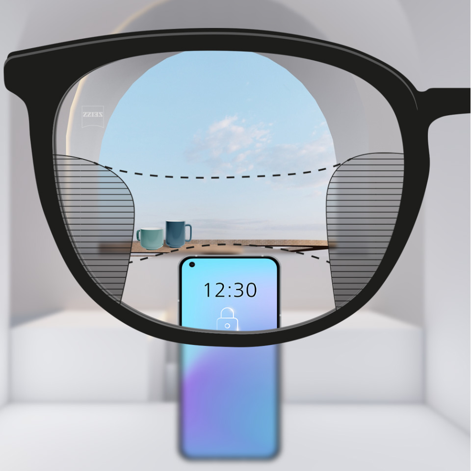 Un curseur d’image montre un verre multifocal conventionnel à gauche, avec des zones de vision relativement limitées, par rapport à un verre haut de gamme à droite qui offre une vue nette à travers une plus grande partie du verre.