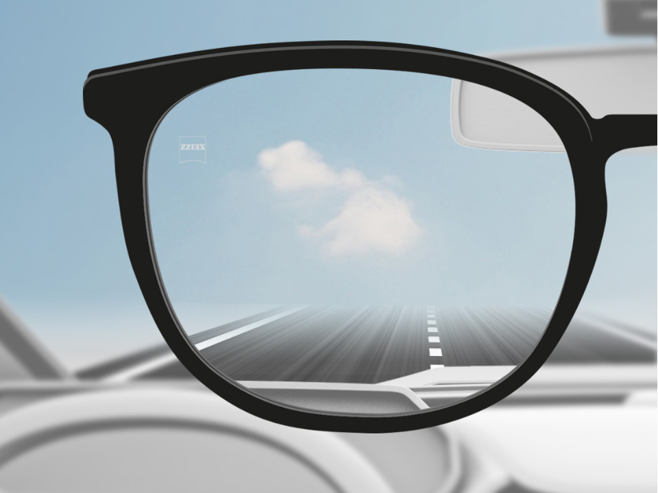 Illustration schématique du point de vue à travers un verre unifocal DriveSafe qui montre une vue claire de la route. . 